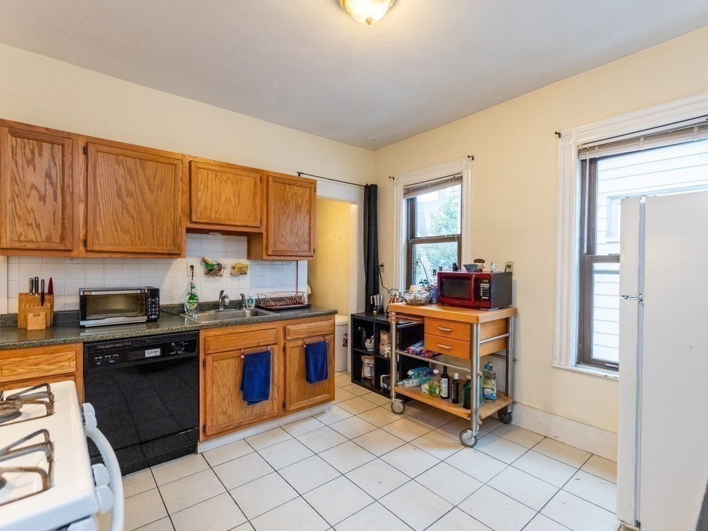 5 bed, 2 bath apartment for rent at 17 Cushman Rd Unit 1, Brighton — photo 12 of 17