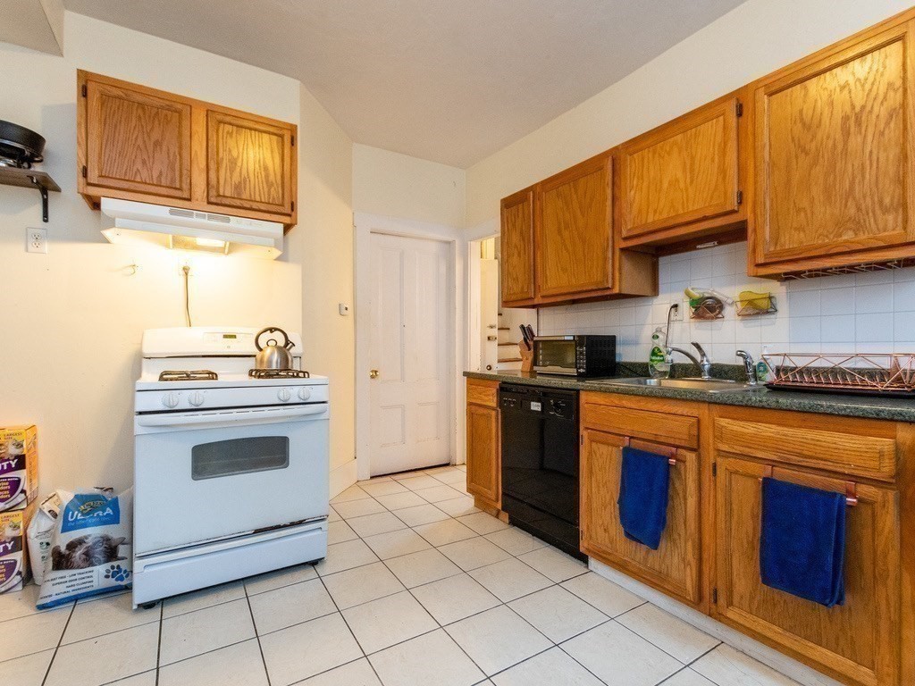 5 bed, 2 bath apartment for rent at 17 Cushman Rd Unit 1, Brighton — photo 11 of 17