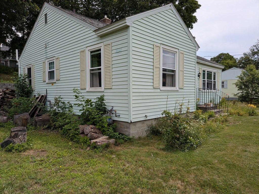 2 bed, 1 bath apartment for rent at 17 Daley St, Leominster — photo 4 of 25