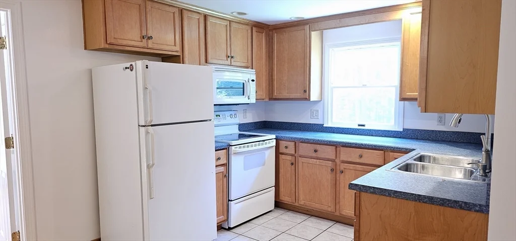 2 bed, 1 bath apartment for rent at 17 Diamond Hill Unit B, Holden — photo 2 of 16