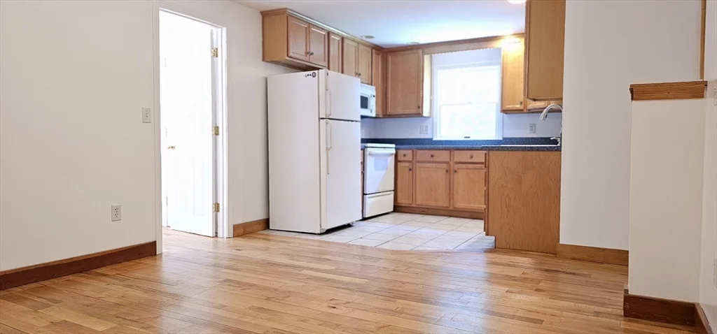 2 bed, 1 bath apartment for rent at 17 Diamond Hill Unit B, Holden — photo 4 of 16