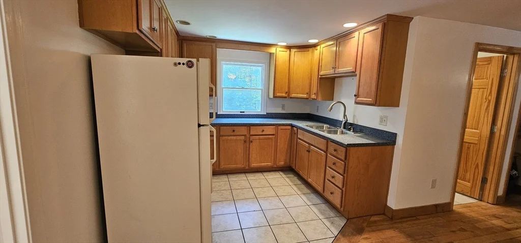 2 bed, 1 bath apartment for rent at 17 Diamond Hill Unit B, Holden — photo 3 of 16