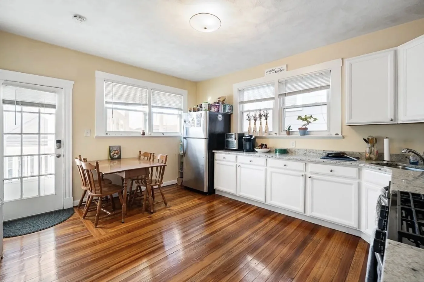 3 bed, 1 bath apartment for rent at 17 Dow St Unit 2, Teele Square — photo 3 of 18