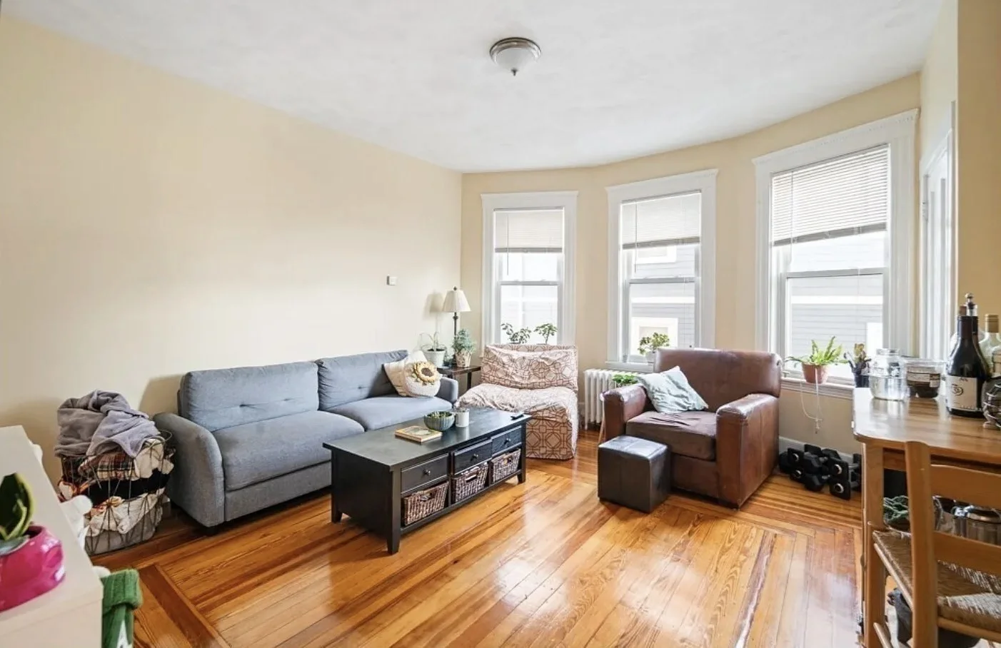 3 bed, 1 bath apartment for rent at 17 Dow St Unit 2, Teele Square — photo 4 of 18