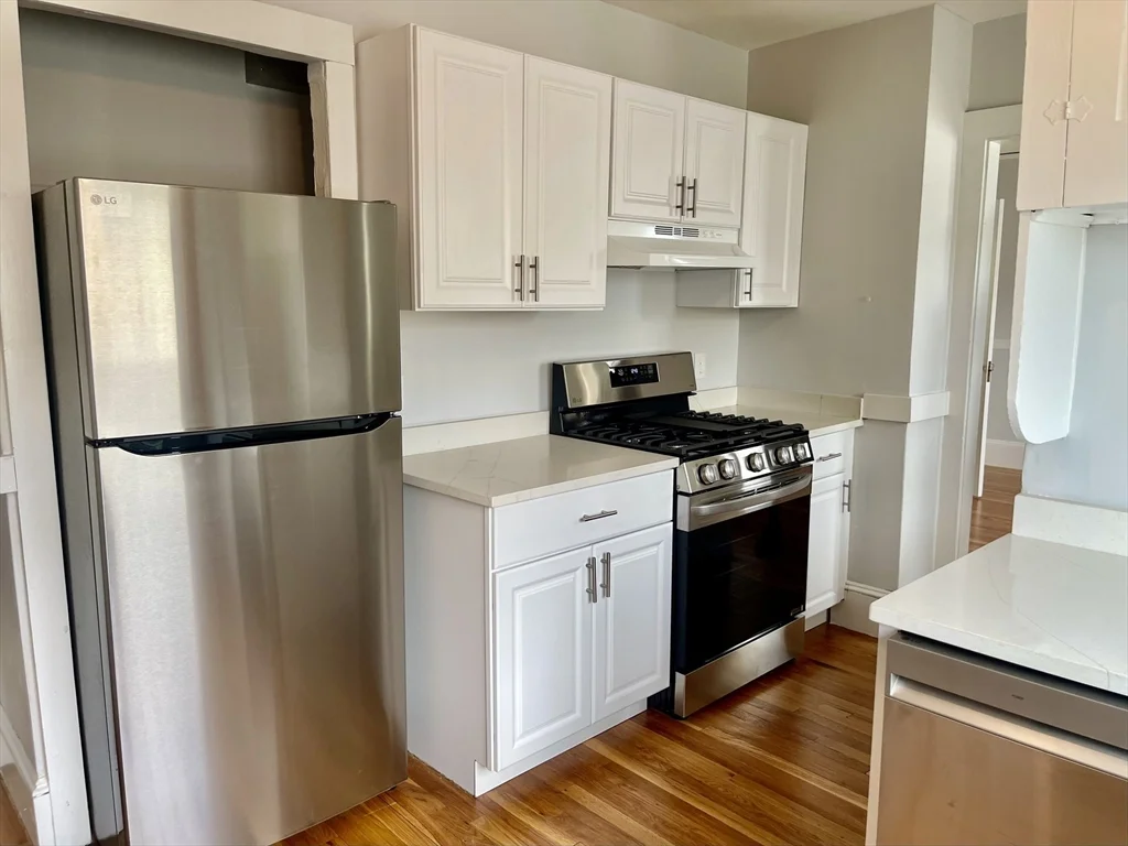 4 bed, 2 bath apartment for rent at 17 Edgecliff Unit 2, Watertown — photo 7 of 20