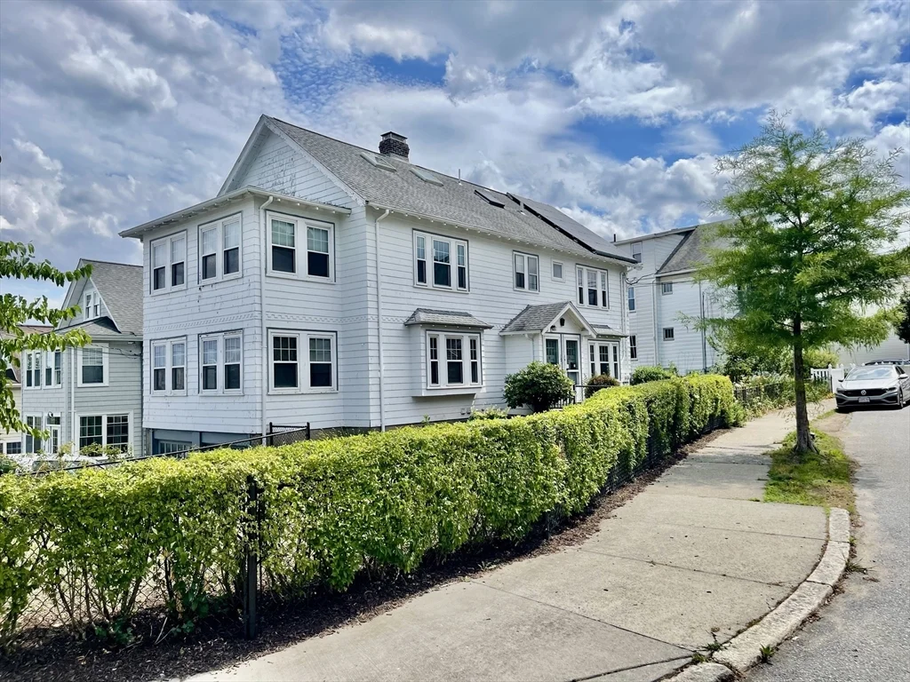 4 bed, 2 bath apartment for rent at 17 Edgecliff Unit 2, Watertown — photo 1 of 20