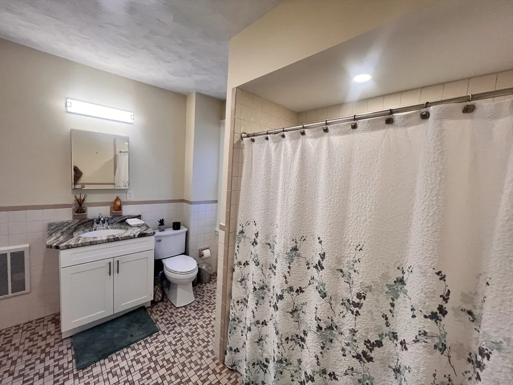 2 bed, 2 bath apartment for rent at 17 Emerson St Unit 2, Wakefield — photo 19 of 26
