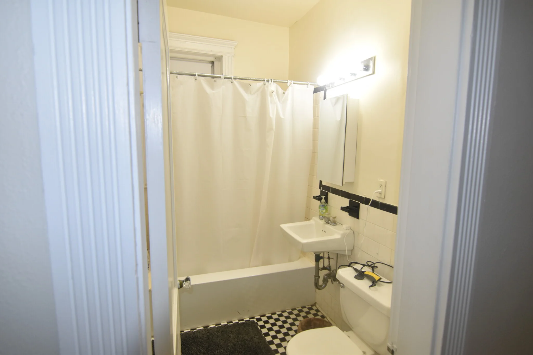 5 bed, 2 bath apartment for rent at 17 Englewood Ave Unit 1, Beaconsfield — photo 8 of 24