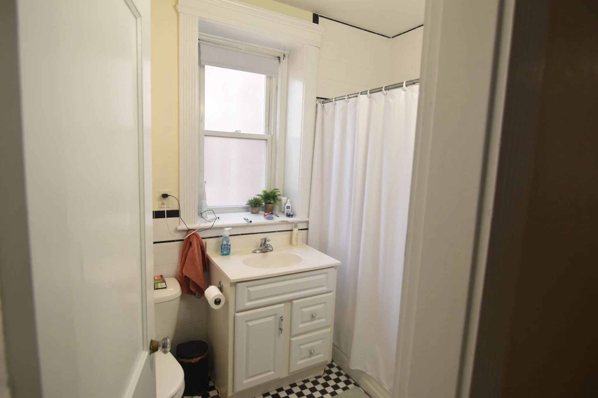 5 bed, 2 bath apartment for rent at 17 Englewood Ave Unit 1, Beaconsfield — photo 2 of 24