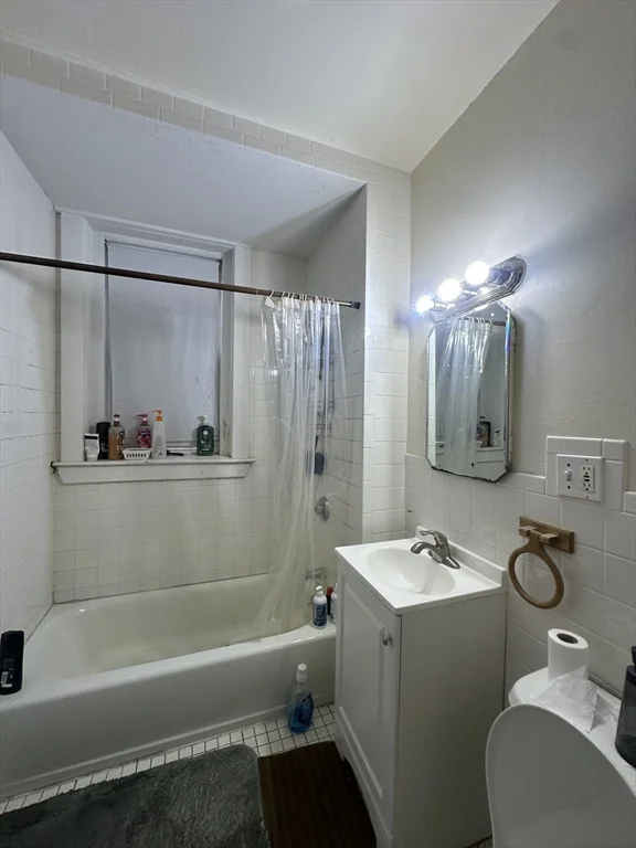 5 bed, 2 bath apartment for rent at 17 Englewood Unit 2, Salisbury Road - Corey Farm — photo 4 of 17