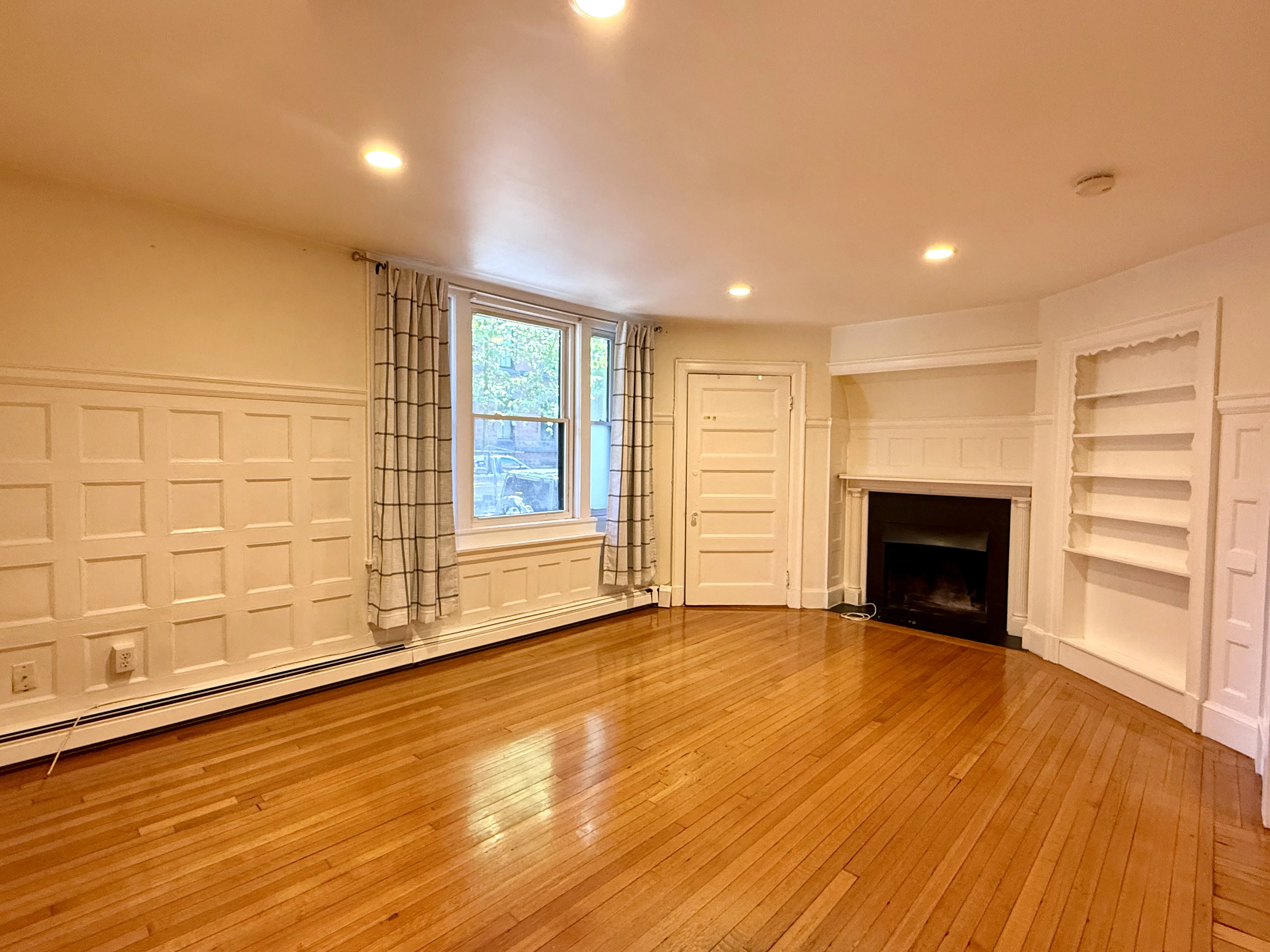 Studio bed, 1 bath apartment for rent at 17 Exeter St Unit 1A, Back Bay — photo 2 of 9