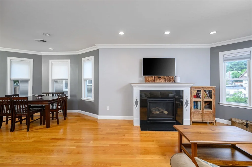 2 bed, 2 bath apartment for rent at 17 Fairbanks St Unit 2, Oak Square — photo 4 of 23