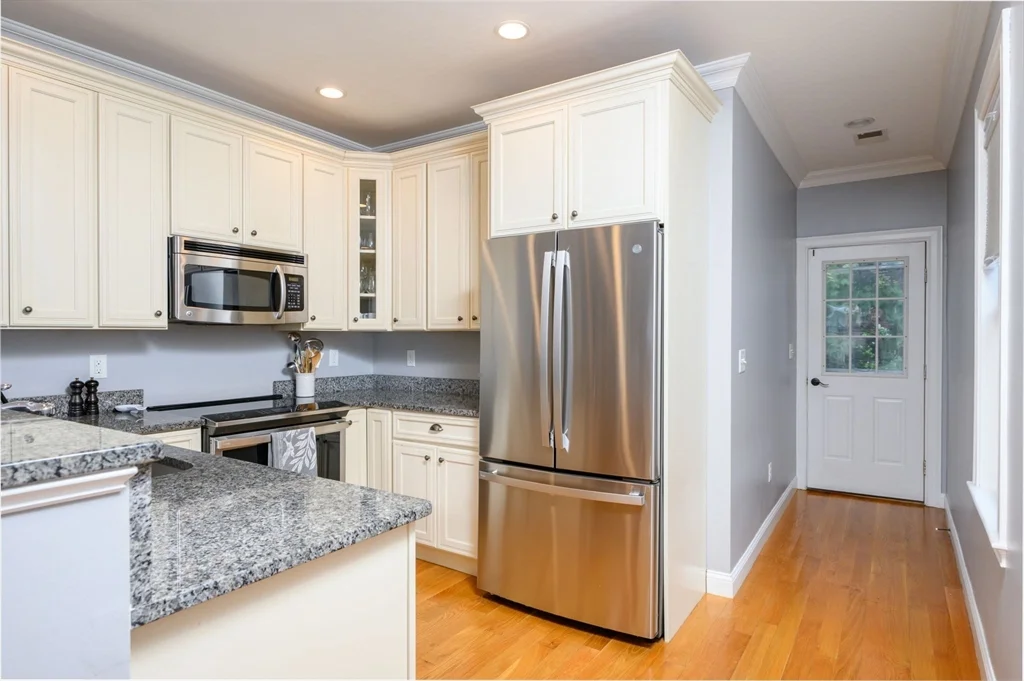 2 bed, 2 bath apartment for rent at 17 Fairbanks St Unit 2, Oak Square — photo 6 of 23