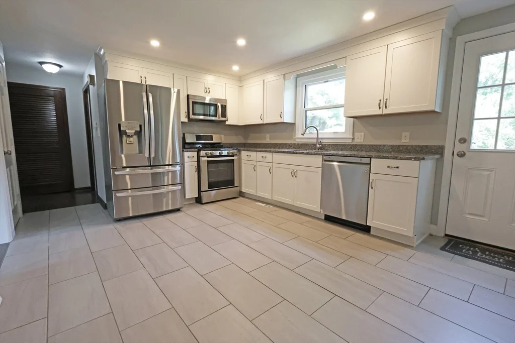 4 bed, 2 bath apartment for rent at 17 Fairview Dr, Westford — photo 3 of 21