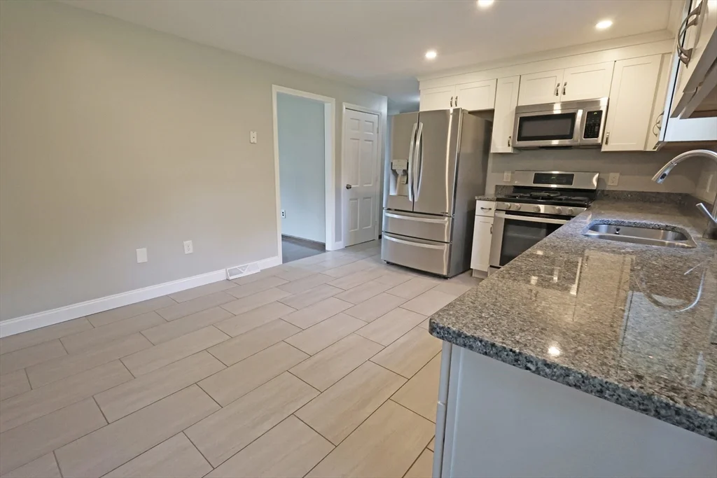 4 bed, 2 bath apartment for rent at 17 Fairview Dr, Westford — photo 5 of 21