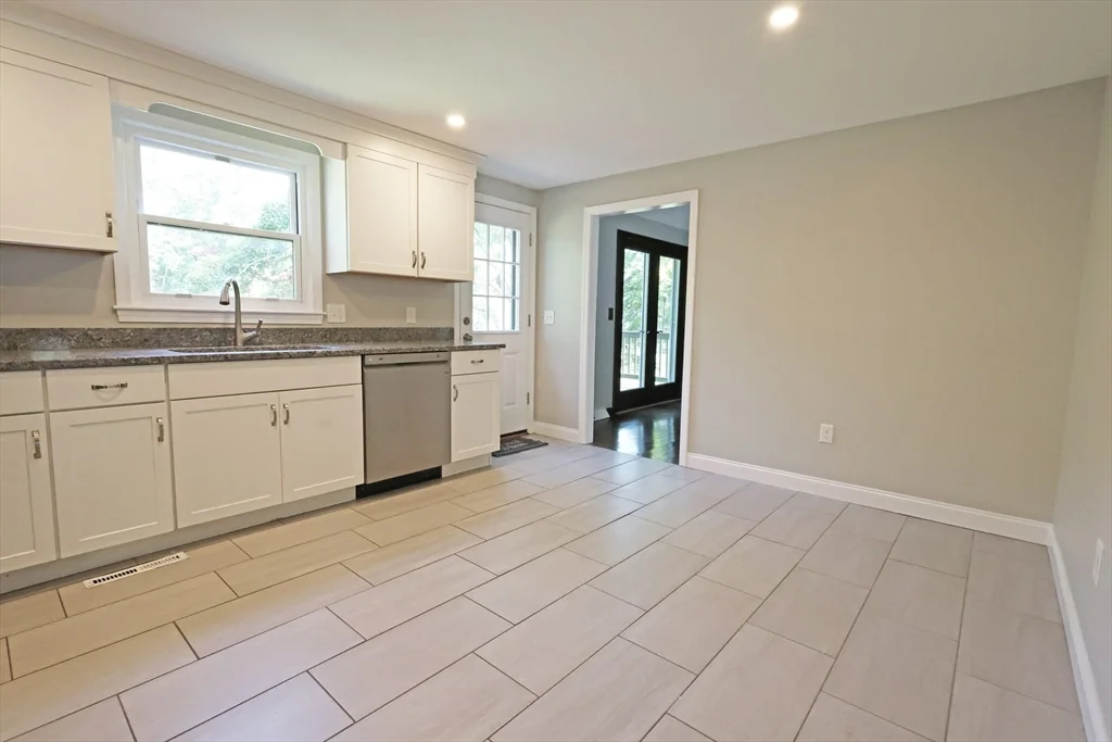 4 bed, 2 bath apartment for rent at 17 Fairview Dr, Westford — photo 4 of 21
