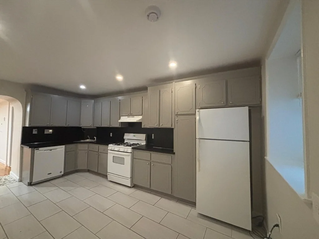 1 bed, 1 bath apartment for rent at 17 Fleet St Unit 1, North End — photo 2 of 7