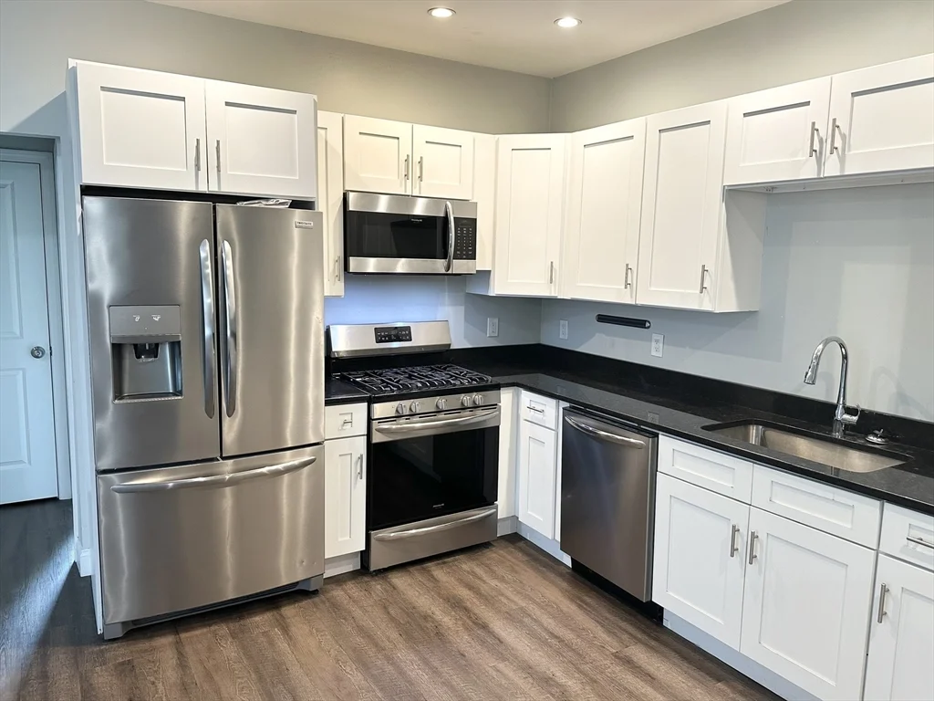 3 bed, 1 bath apartment for rent at 17 Ford St Unit 2, Zip 01832 — photo 3 of 12