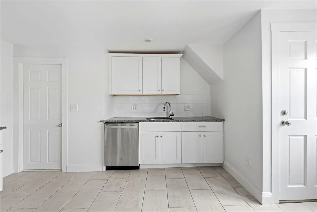 2 bed, 1 bath apartment for rent at 17 Forest Ave Unit 3, Salem — photo 5 of 25