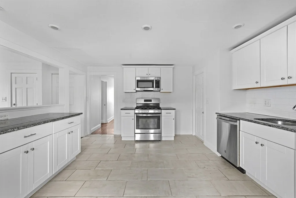 2 bed, 1 bath apartment for rent at 17 Forest Ave Unit 3, Salem — photo 4 of 25