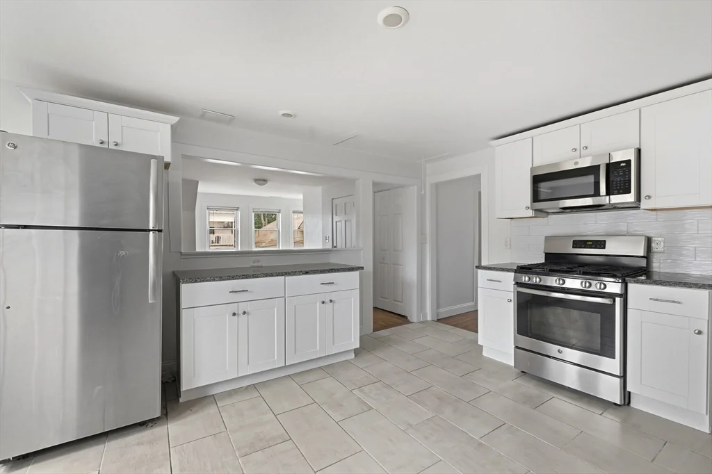 2 bed, 1 bath apartment for rent at 17 Forest Ave Unit 3, Salem — photo 3 of 25
