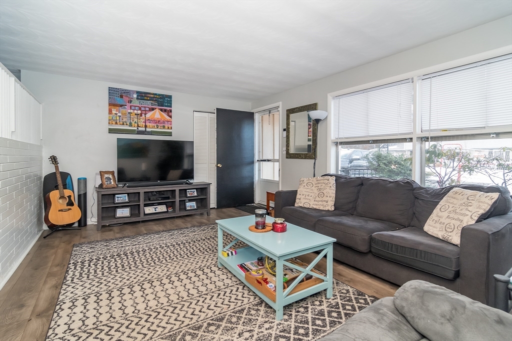 3 bed, 1 bath apartment for rent at 17 Francine Rd Unit 17, Saxonville — photo 3 of 14