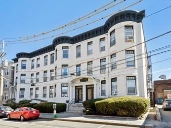 1 bed, 1 bath apartment for rent at 17 Green St Unit 4, Coolidge Corner
