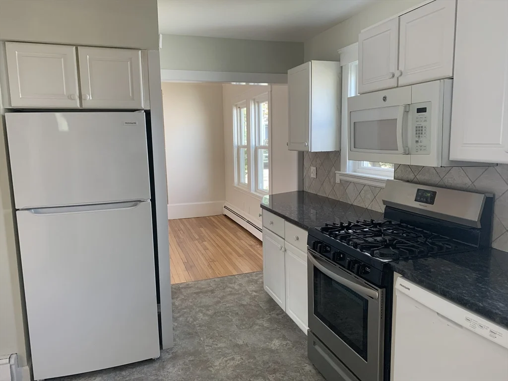3 bed, 2 bath apartment for rent at 17 Hamblin Rd, South Waltham — photo 4 of 15