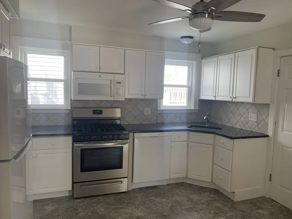 3 bed, 2 bath apartment for rent at 17 Hamblin Rd, South Waltham — photo 3 of 15