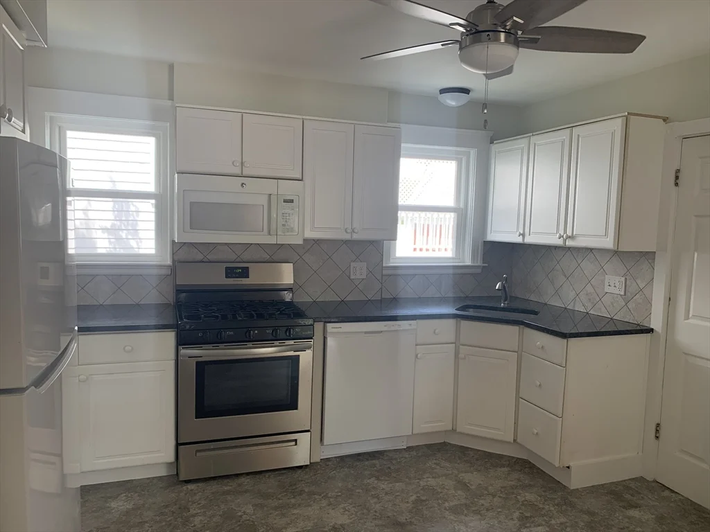 3 bed, 2 bath apartment for rent at 17 Hamblin Rd Unit 1, South Waltham — photo 7 of 17