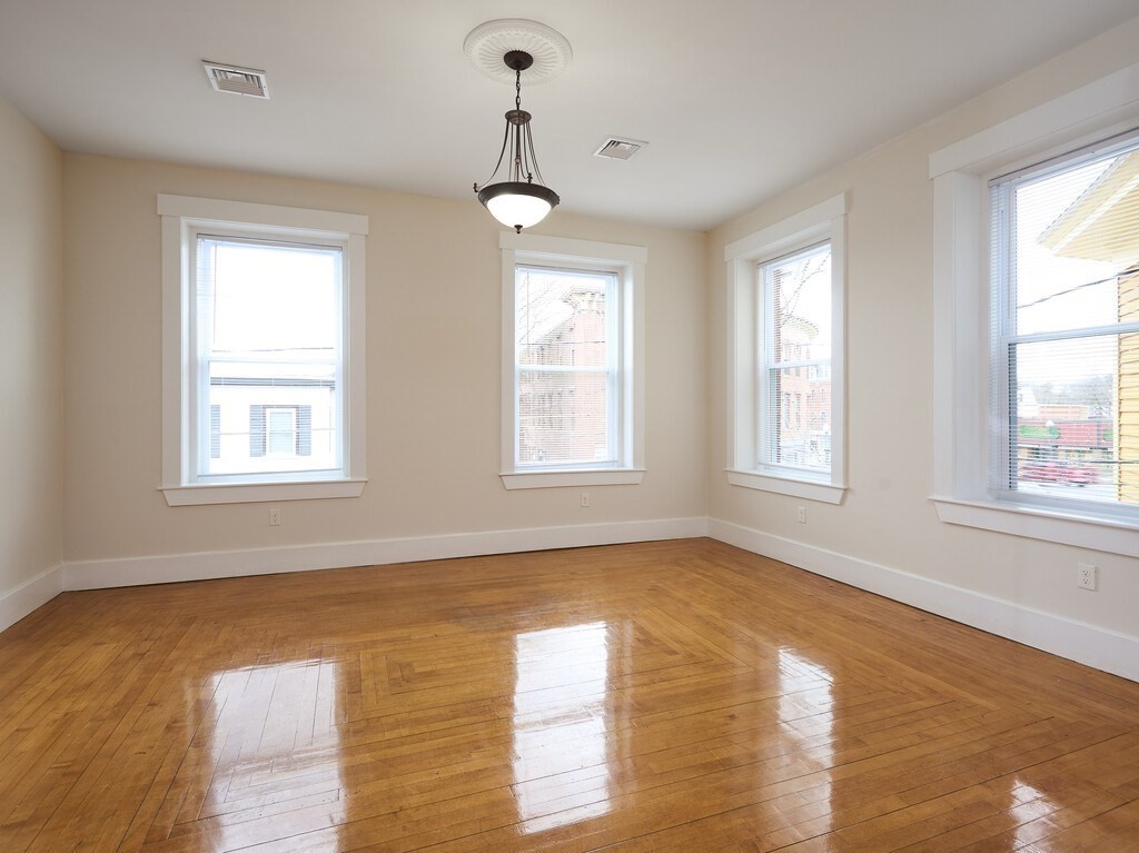 3 bed, 2 bath apartment for rent at 17 Hamilton St Unit 1, Southbridge — photo 3 of 28