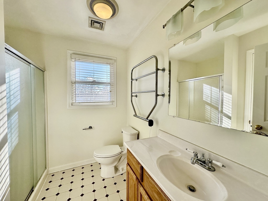 3 bed, 2 bath apartment for rent at 17 Hamlet St Unit 17, Newton — photo 14 of 20