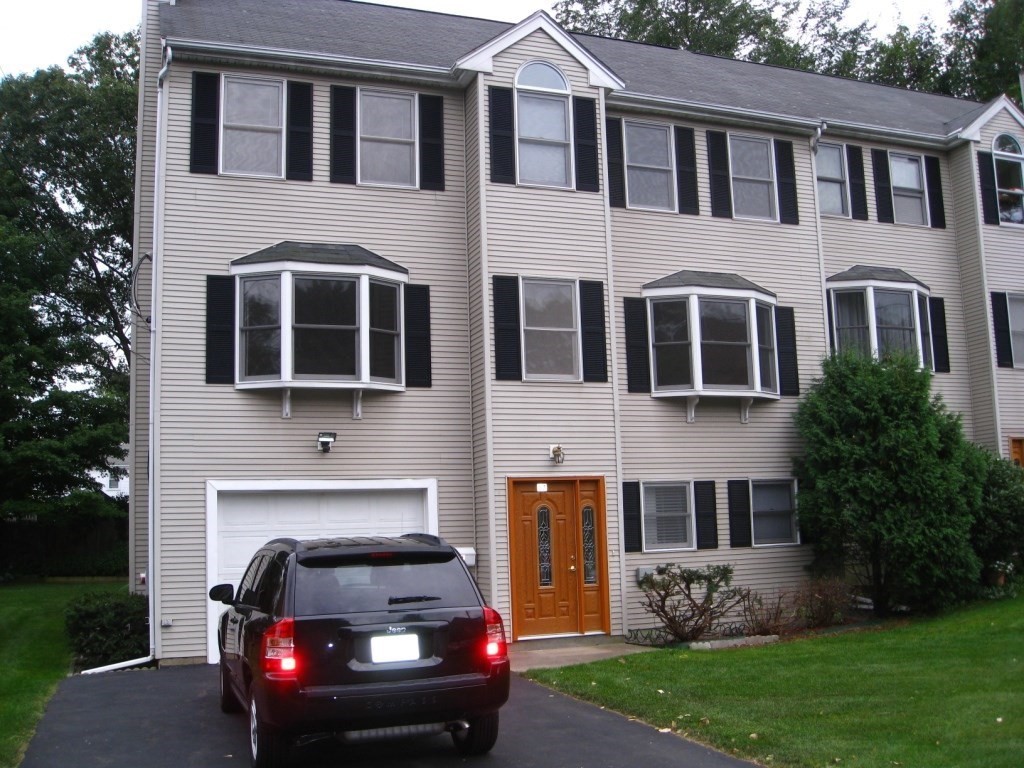 3 bed, 2 bath apartment for rent at 17 Hamlet St Unit 17, Newton — photo 1 of 20