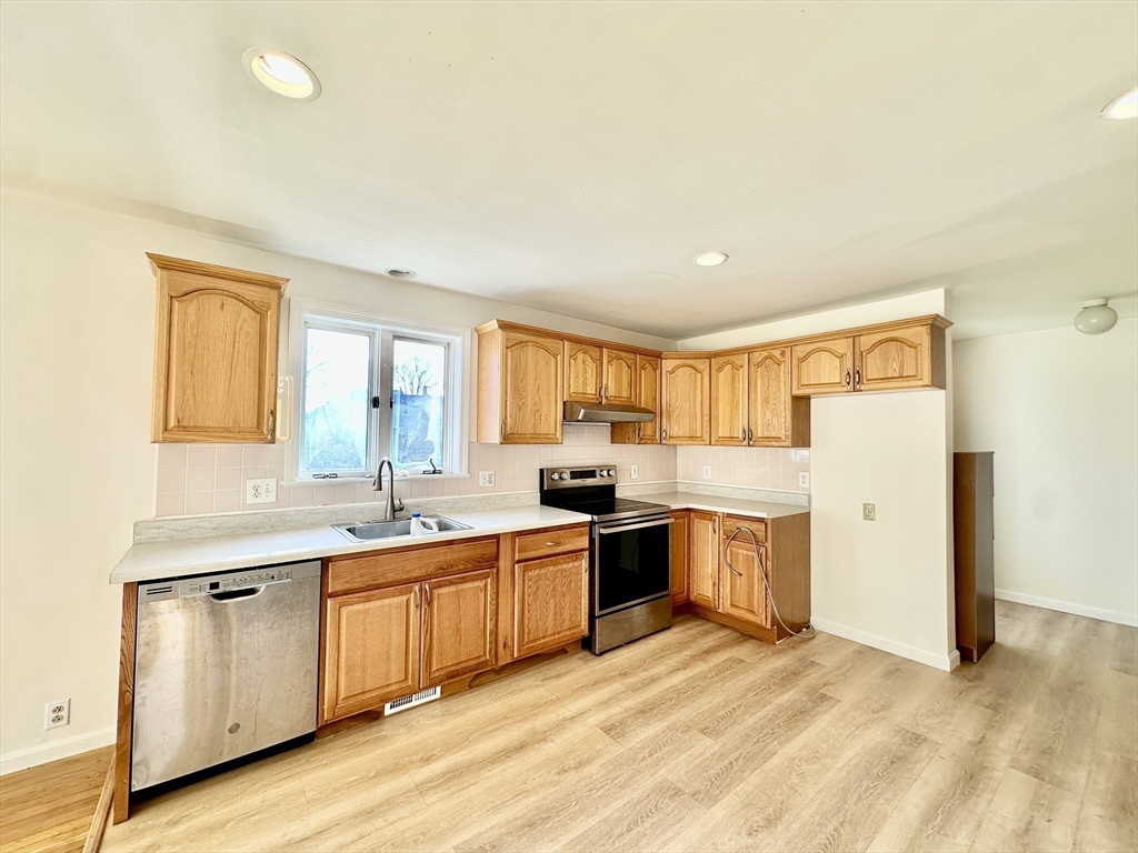 3 bed, 2 bath apartment for rent at 17 Hamlet St Unit 17, Newton — photo 4 of 20