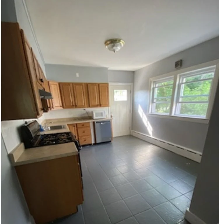 4 bed, 2 bath apartment for rent at 17 Harding Ave Unit 2, Waltham — photo 3 of 10