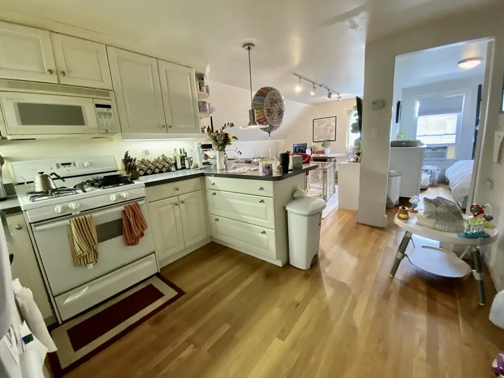 2 bed, 1 bath apartment for rent at 17 Harris St Unit 2, Coolidge Corner — photo 4 of 13