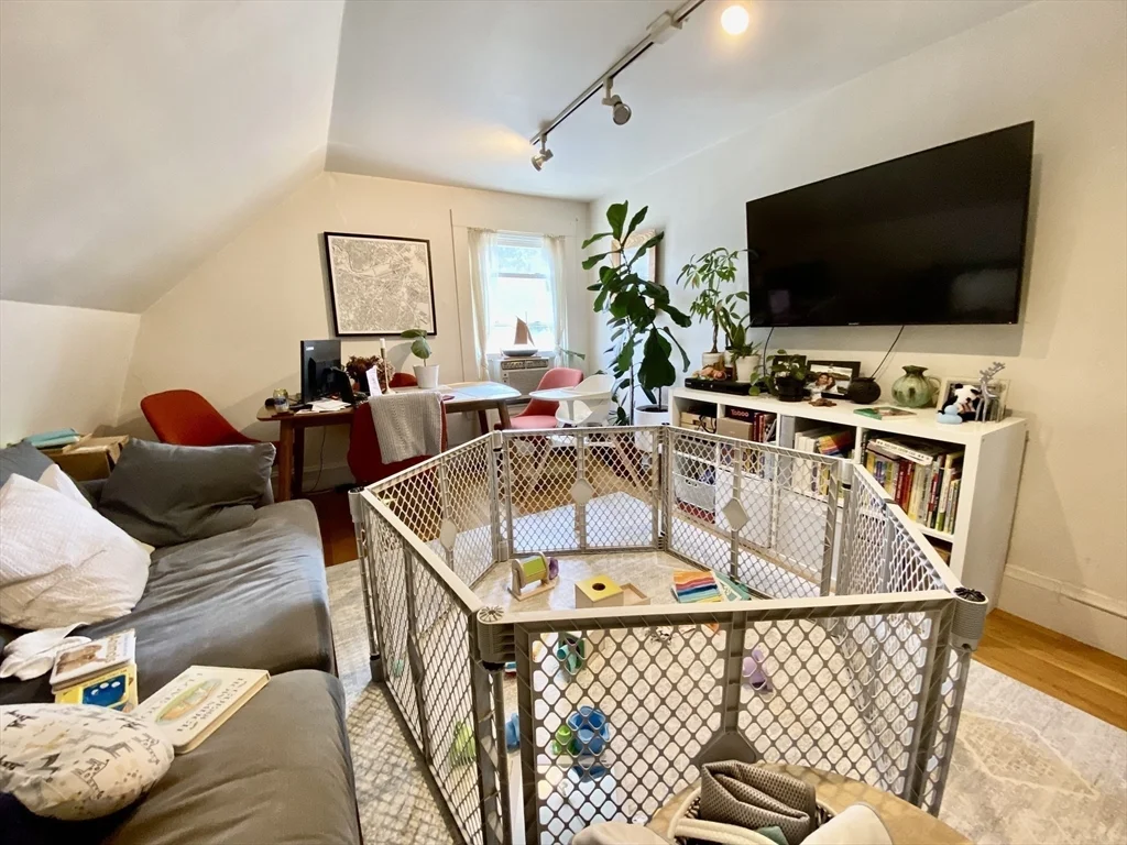 2 bed, 1 bath apartment for rent at 17 Harris St Unit 2, Coolidge Corner — photo 6 of 13