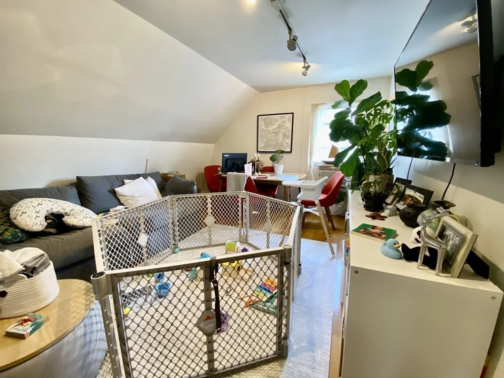 2 bed, 1 bath apartment for rent at 17 Harris St Unit 2, Coolidge Corner — photo 5 of 13
