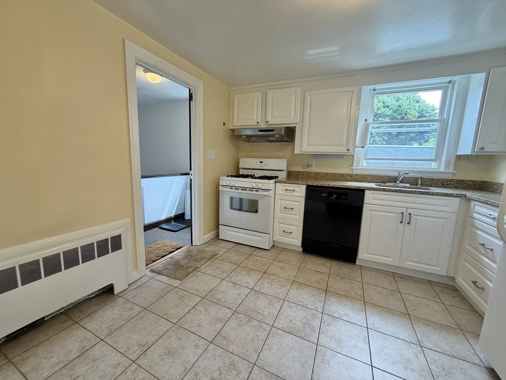 3 bed, 2 bath apartment for rent at 17 Hatfield Rd Unit 17, West Newton — photo 5 of 42