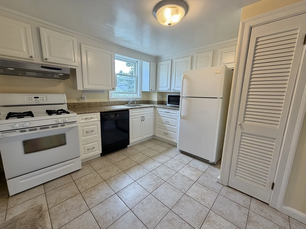 3 bed, 2 bath apartment for rent at 17 Hatfield Rd Unit 17, West Newton — photo 3 of 42