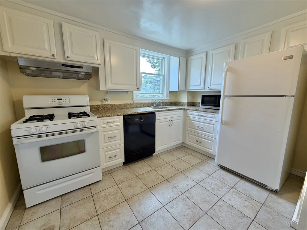 3 bed, 2 bath apartment for rent at 17 Hatfield Rd Unit 17, West Newton — photo 4 of 42
