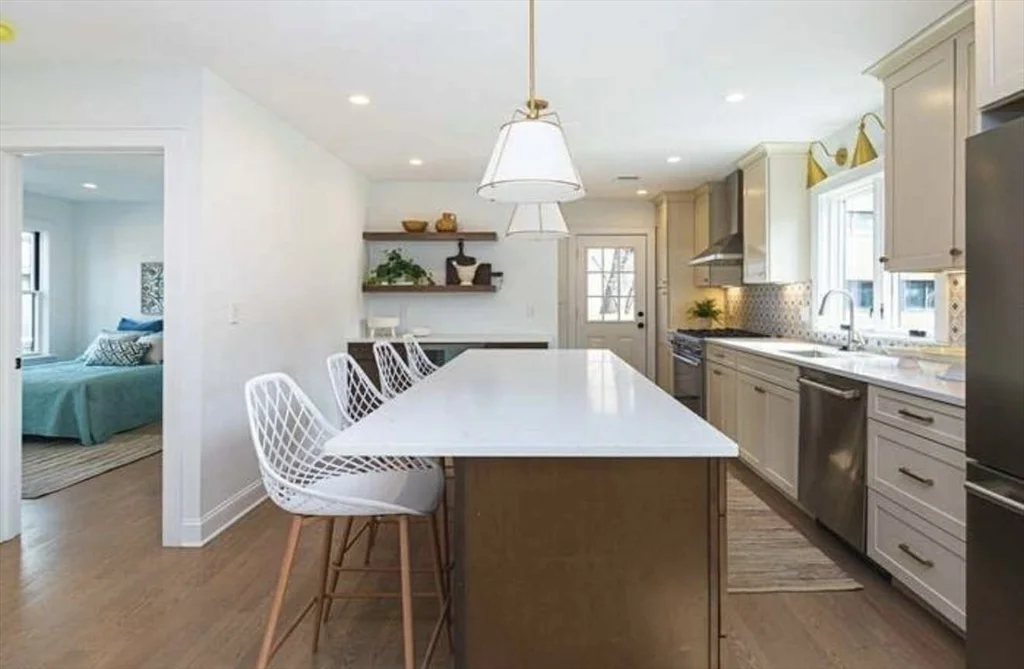 3 bed, 2 bath apartment for rent at 17 Higgins St Unit 17, Arlington — photo 2 of 9