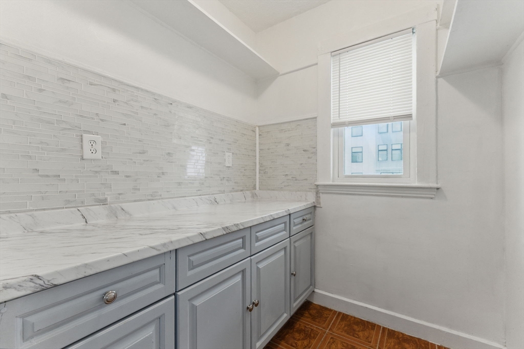 3 bed, 1 bath apartment for rent at 17 Hillsboro Unit 2, Boston — photo 6 of 22