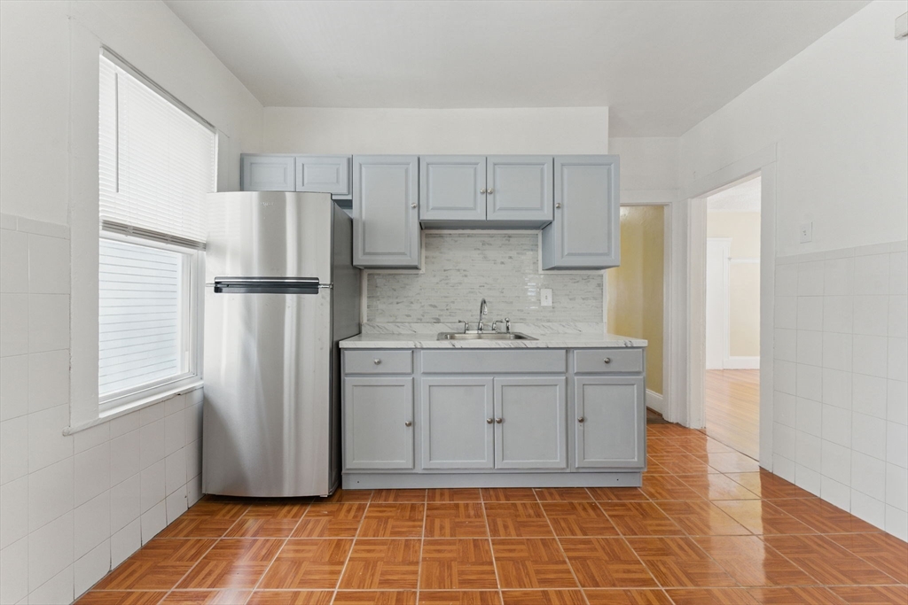 3 bed, 1 bath apartment for rent at 17 Hillsboro Unit 2, Boston — photo 5 of 22
