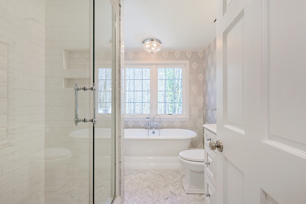 4 bed, 2 bath apartment for rent at 17 Hillside Dr, Beechwood — photo 8 of 18