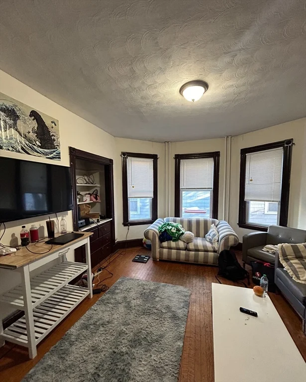 4 bed, 1 bath apartment for rent at 17 Hillside St Unit 1, Mission Hill — photo 3 of 8
