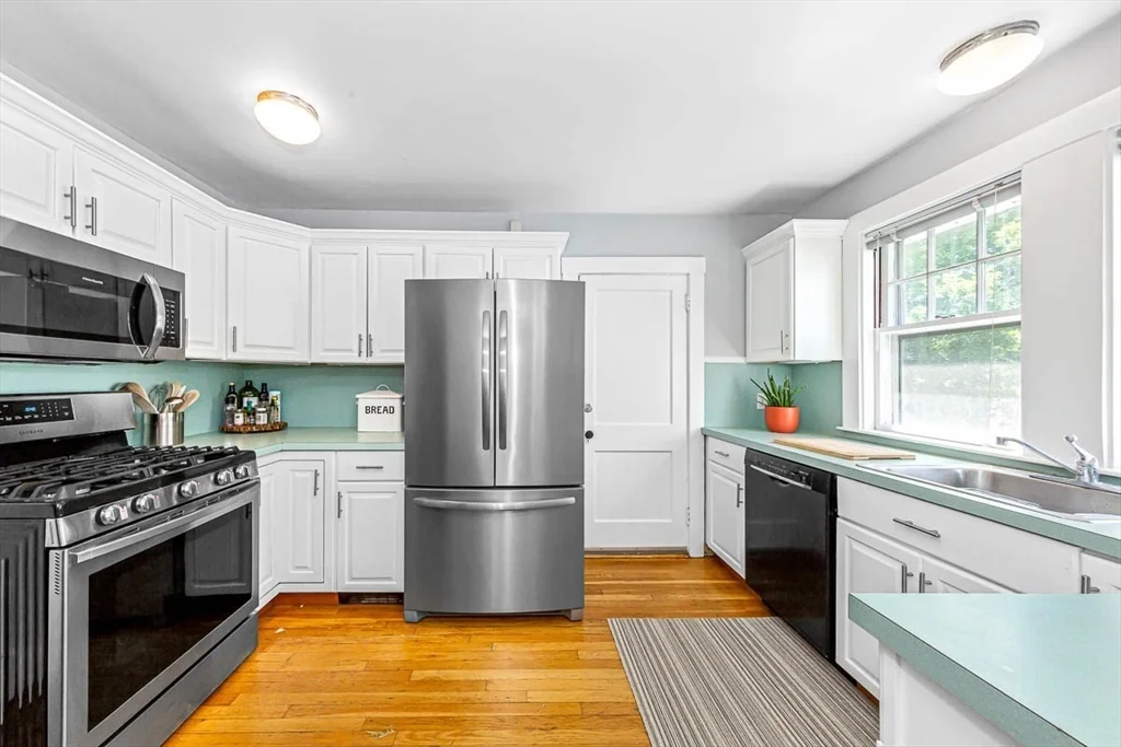 3 bed, 2 bath apartment for rent at 17 Holden Rd Unit 17, Belmont — photo 3 of 25