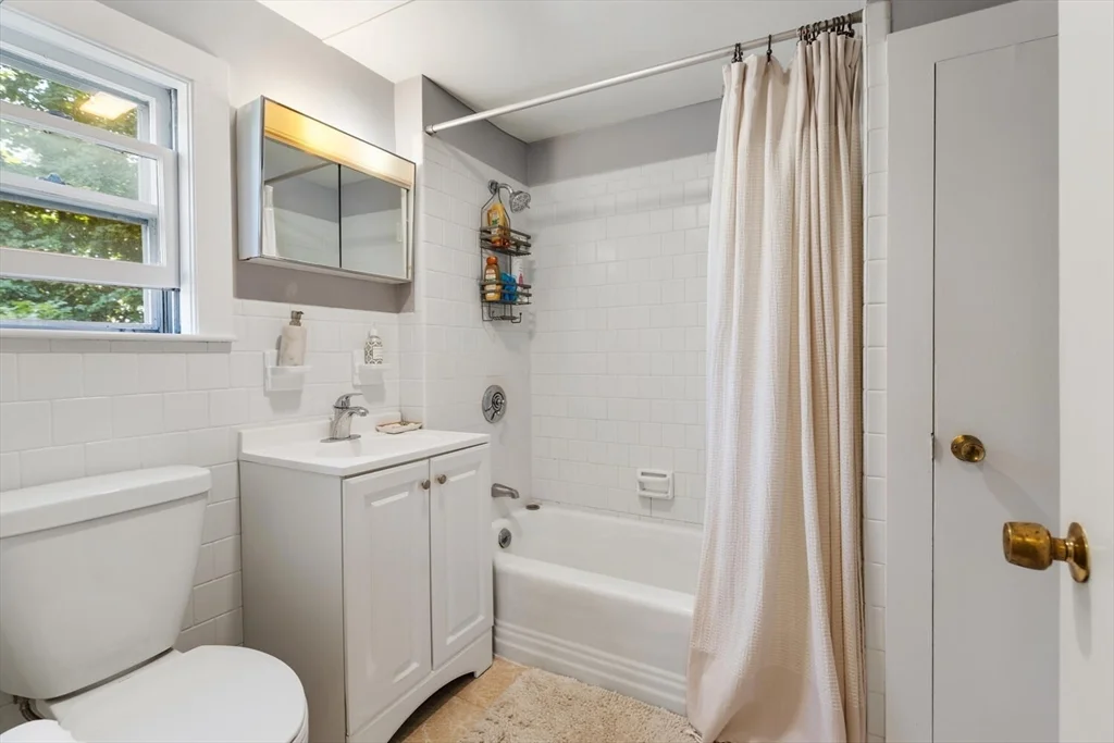 2 bed, 1 bath apartment for rent at 17 Holworthy Pl Unit 17, Strawberry Hill — photo 9 of 16