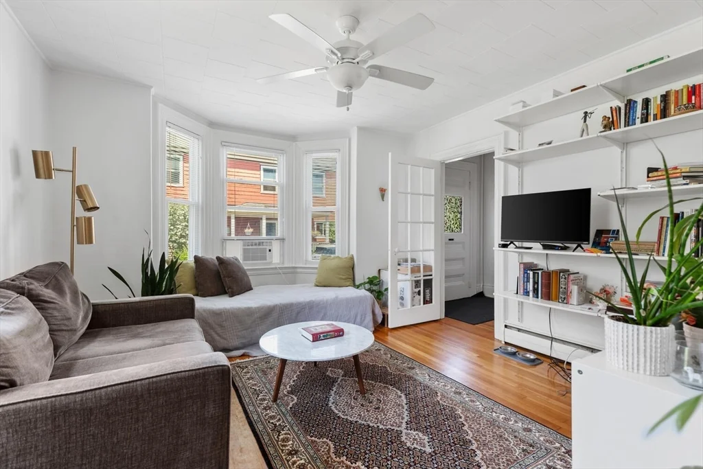 2 bed, 1 bath apartment for rent at 17 Holworthy Pl Unit 17, Strawberry Hill — photo 2 of 16