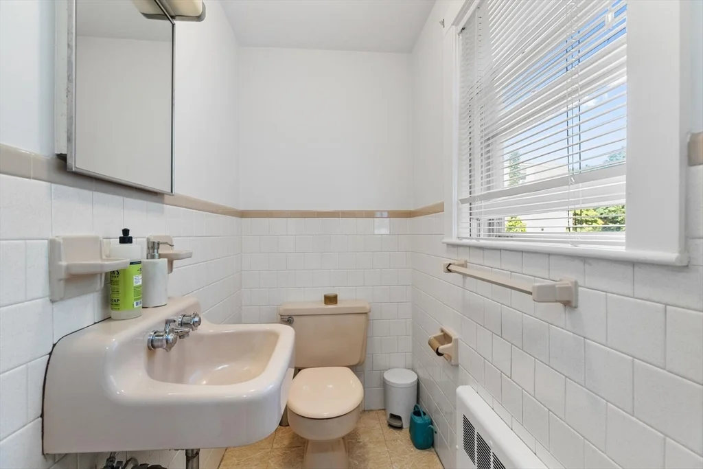 2 bed, 1 bath apartment for rent at 17 Holworthy Pl Unit 17, Strawberry Hill — photo 5 of 16